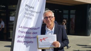 Laurent presenting Qinaps' 1st prize at Rencontres du PMI 2024 in Montpellier, France